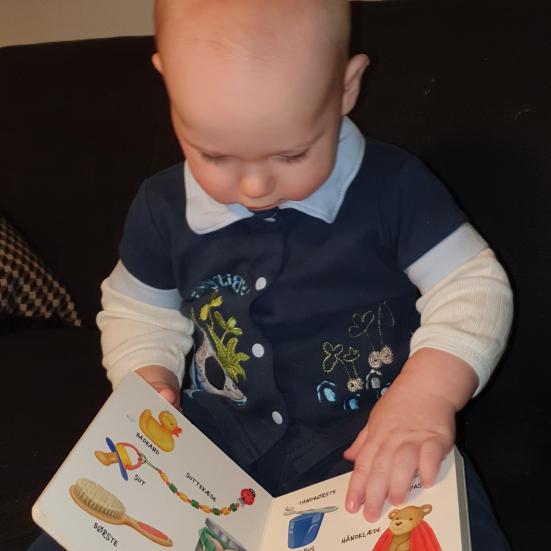 Baby læser bog
