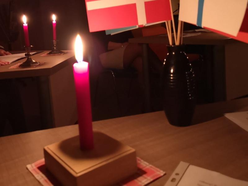 Stearinlys og flag