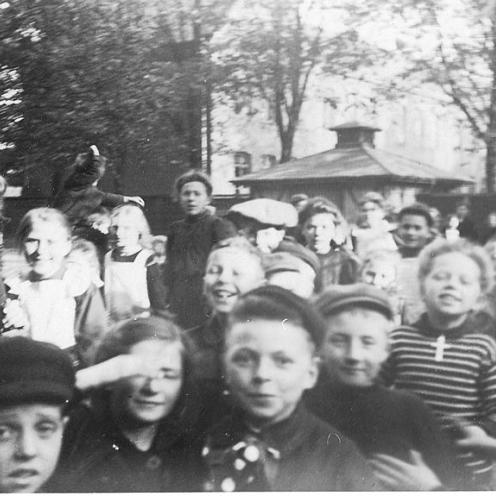 Fotografi; Borgerskolen i Roskilde, frikvarter, ca. 1907. Kilde: Fototeket
