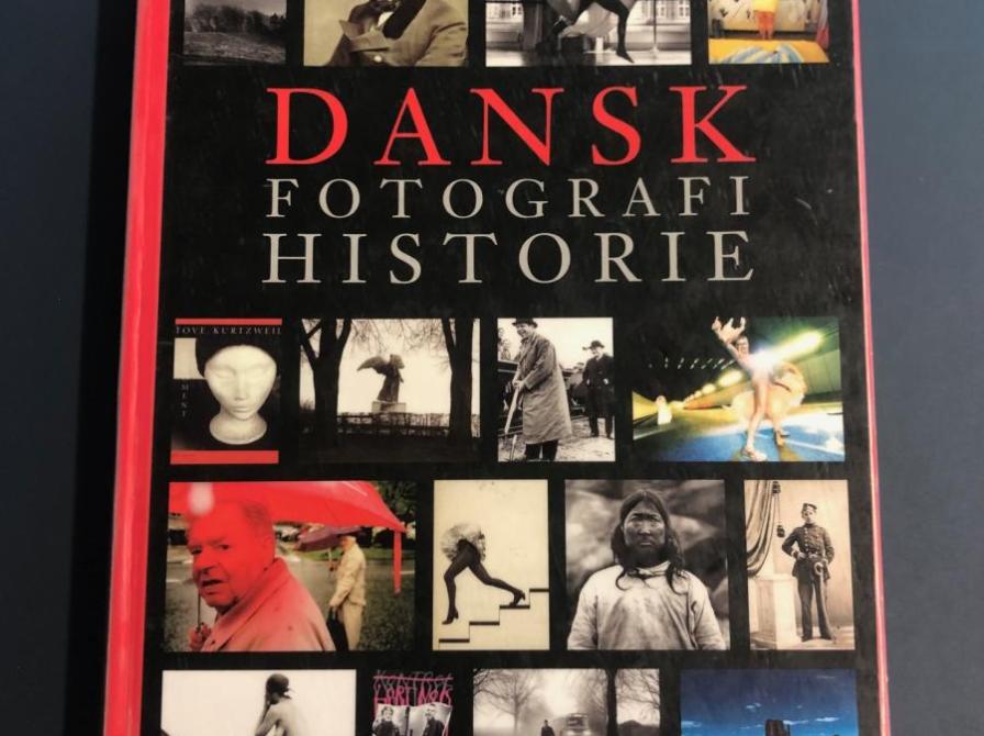 Forside af bogen "Dansk Fotografihistorie"